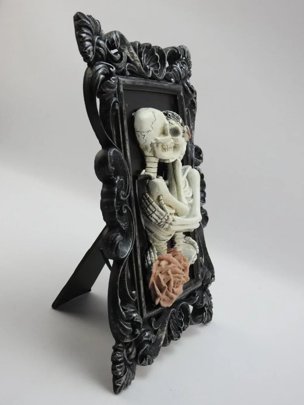 Halloween Skeleton Couple Kissing Gothic Picture Frame Figural Decor 10